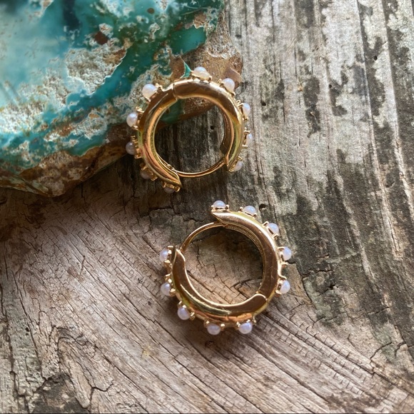 FP Pearl Huggy Hoop Earrings - Picture 5 of 6